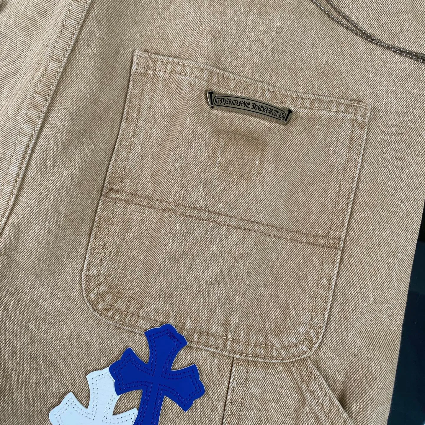 P270 CH Chromehearts limited edition blue and white cross-patched leather work jeans and denim logging pants. The counter price is 34W level. The patch is decorated with cross flowers and washed jeans! ! An absolutely high-end luxury product, a 1.9W-level god-level single product, a super popular product, made by top heavy industry, a magic weapon that cannot be missed! [About Zangyin] This is an extremely luxurious fashion brand that can also be called the aristocracy of the high street. It has always been an exclusive brand for some hipsters or rich second generations. Compared with ordinary high streets, it is more luxurious and noble. Compared with luxury brands, it is more fashionable and individual. It has always been a brand that I have a special liking for. [Top heavy industry fashion design] Consistently high-street luxury style. Speaking of this style, the Zangyin family and GU family are definitely the leading representative brands. Especially the Zangyin family has really achieved a state-of-the-art effect in creating high-street style. The unique washed material is used to create this style. The color system is already quite eye-catching. After it is decorated with patchwork cross flowers, it cleverly highlights the charm of the brand. Secondly, this style uses classic The high-waist cutting design highlights the long legs and fashionable temperament of the upper body. The brand is highly recognizable and the slim fit configuration is more suitable for daily wear. It is a product that interprets personality, fashion, and specifications at a glance. This single product is enough to make any fan excited. It can be a white T-shirt for a youthful college style, or a tight suspender for a royal style. It has strong matching ability and can be easily controlled by men.  [Materials and craftsmanship] Needless to say, this point goes without saying. As an excellent craftsman brand, Zangyin’s requirements for details and craftsmanship are really perfect. The washed color of this model has gone through so many processes, not to mention the embellishment of denim appliques. It is also purely hand-made and sewn. Just like what they believe in, only hand-made things have soul and have the meaning of wear. A top-notch heavy-duty fashionable denim item, I look forward to your perfect interpretation! !  Color: Khaki Size: 30-36
